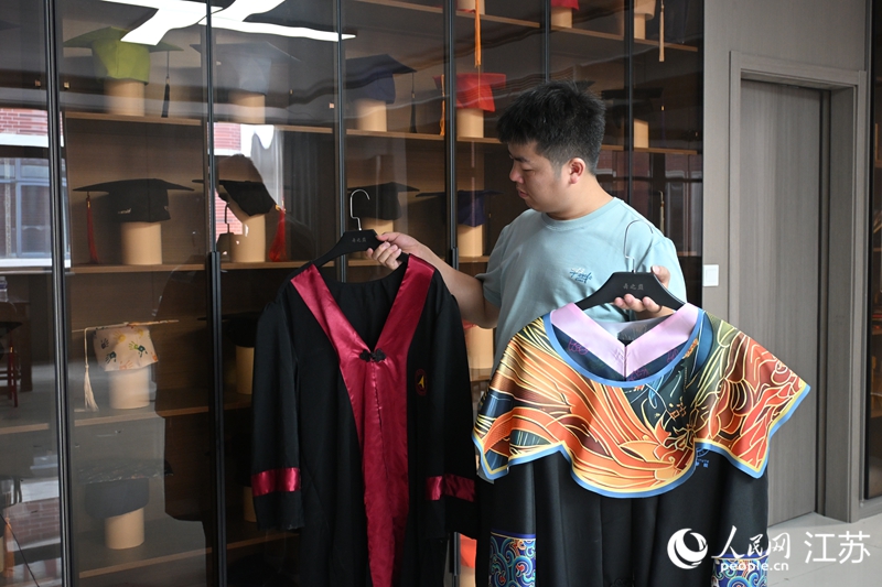 “舞之巔”生產的學士服。人民網 張瀚天攝