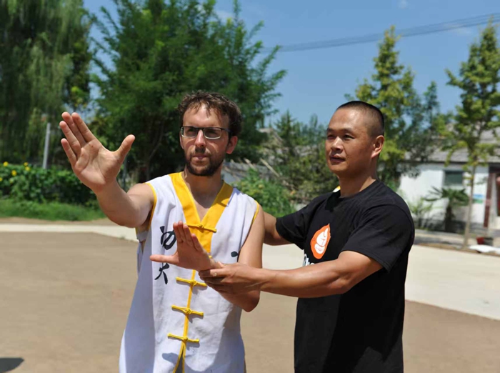 沛縣少林六合堂拳師潘霜喜指導外國武術愛好者。沛縣融媒體中心供圖