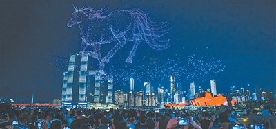 8月2日，市民游客在重慶南岸區長嘉匯購物公園觀看無人機展演。 郭 旭攝