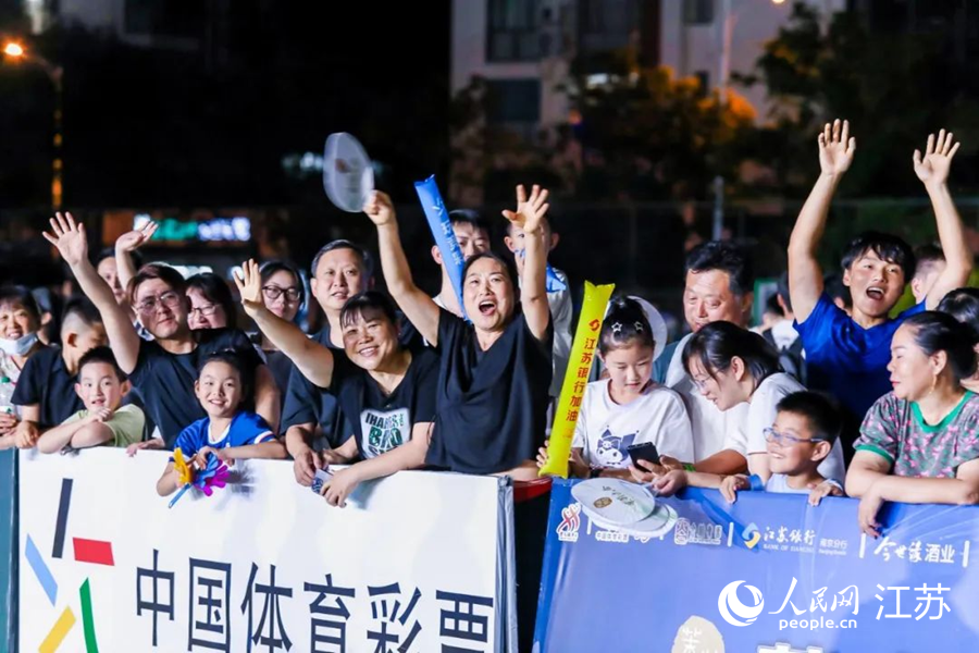 球迷加油助威。人民網 王丹丹攝
