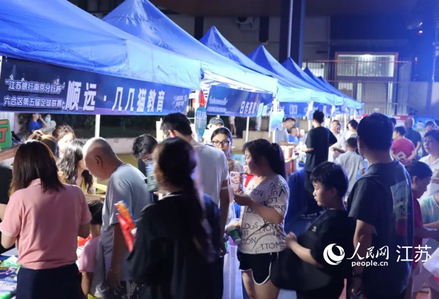 球迷打卡賽場外的集市。人民網 王丹丹攝