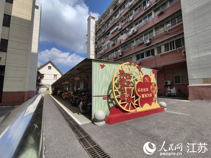 雍园41号小区根据居民需求定制的停车棚。人民网记者 马晓波摄