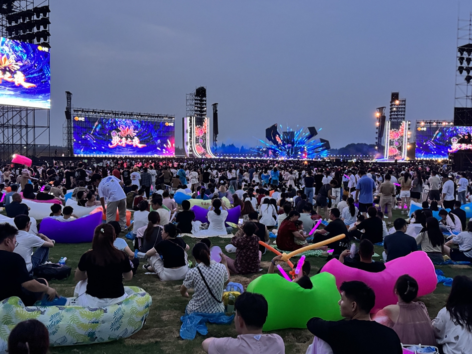 游客觀賞節目。慢城集團供圖