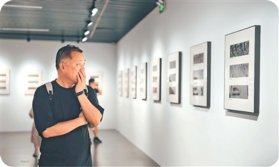 觀眾在參觀畫展。本報記者 楊俊峰攝