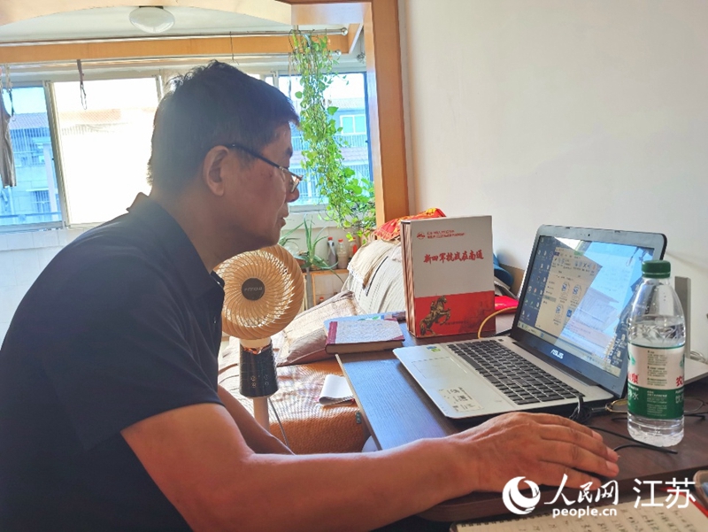 沈玉生正在整理尋訪資料。人民網記者 王繼亮攝