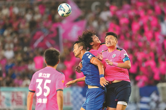 8月31日,“蘇超”第十輪,鎮江隊對陣南京隊的比賽在鎮江市體育會展中心體育場火熱打響。鎮江隊迎“南”而上,最終1比2惜敗南京隊。萬程鵬 攝