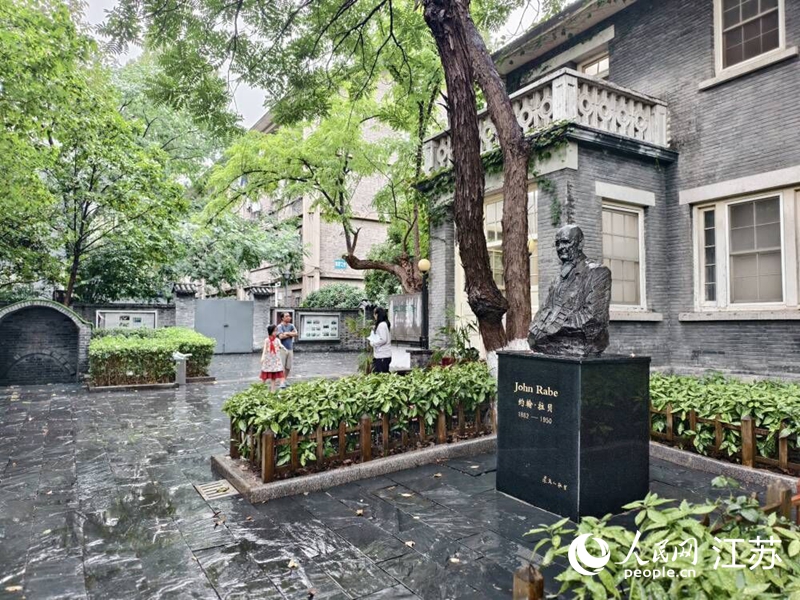 南京大学拉贝与国际安全区纪念馆主建筑楼下伫立着约翰·拉贝的雕像。人民网记者 马晓波摄