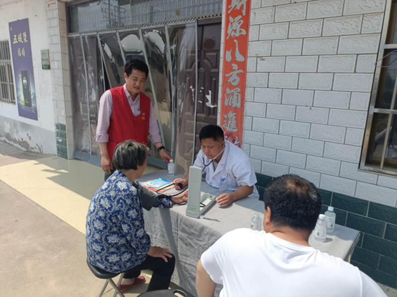 七套社區居民在“鄰裡健康角”免費量血壓、測血糖。王馨藝攝