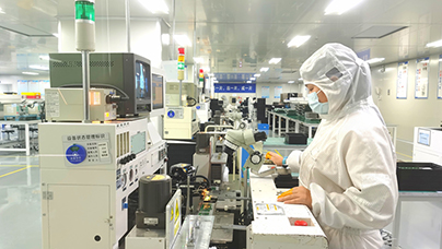 为国产安检机配上“火眼金睛”一块不过巴掌大小的探测板，实为国产安检机的“火眼金睛”？记者为此来到江苏省南通市苏锡通科技产业园区一探究竟。