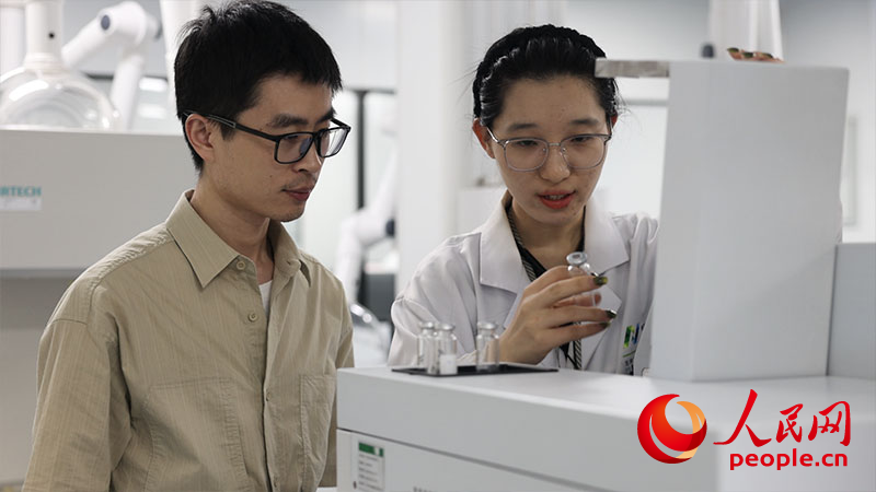 技术经理人徐桐在凯乐生物了解产品研发进展情况。人民网 余乐摄
