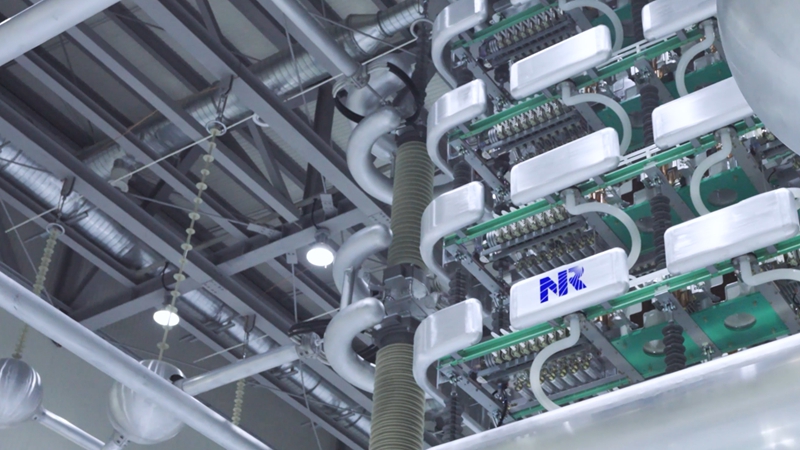 國內首個“交流改直流”工程——揚鎮直流改造項目 直流輸電換流閥。