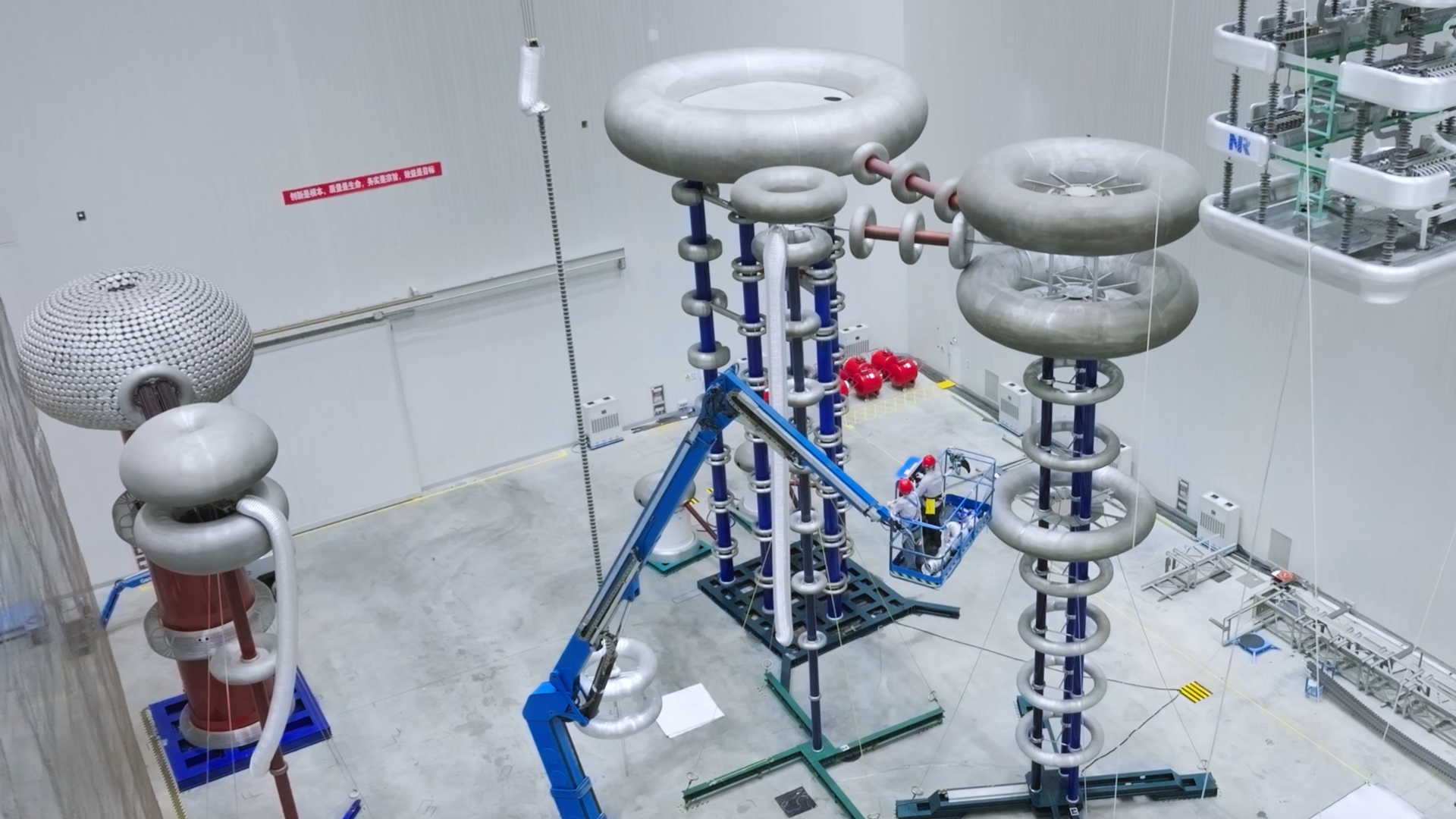 特高壓試驗大廳，具備開展目前世界最高電壓等級交流1000千伏、直流±1100千伏及以下電壓等級產品的高壓試驗能力。