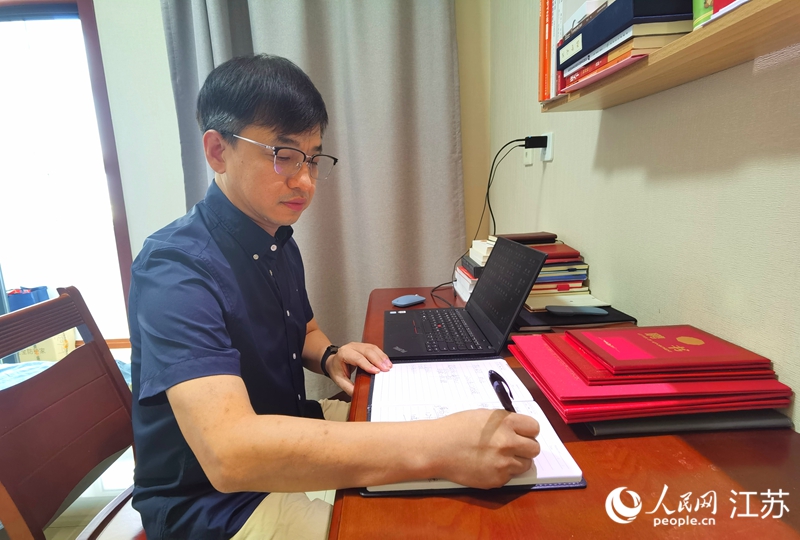工作中的南通市醫療援疆領隊張建鋒。人民網記者 王繼亮攝