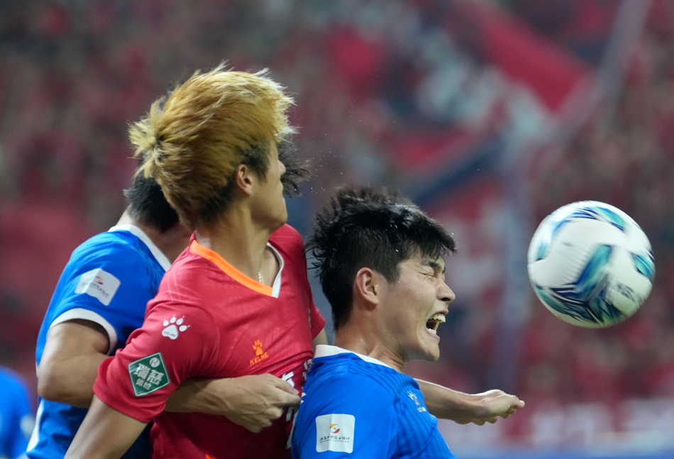 兩隊球員比賽中激烈爭奪。李波攝