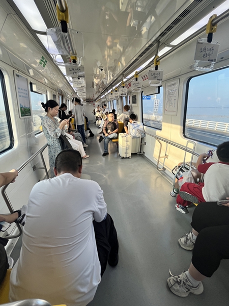 南京地铁S9号线部分座椅被拆。留言人供图