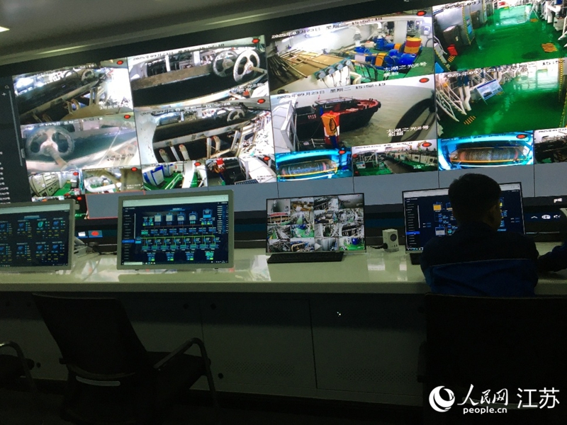 透过监控大屏可实时查看“太湖之光”作业情况。人民网记者 俞杨摄