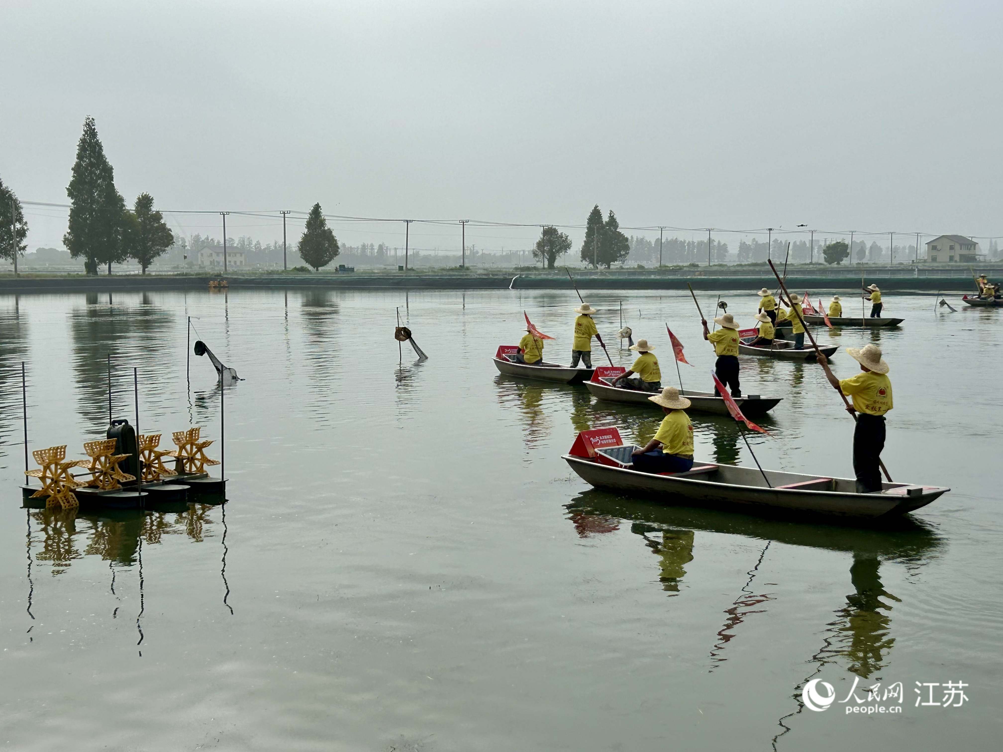 捕捞船驶向湖心。人民网记者 王丹丹摄