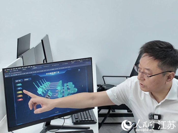 刘建刚介绍轧钢机组三维模型。人民网 刘益佳摄