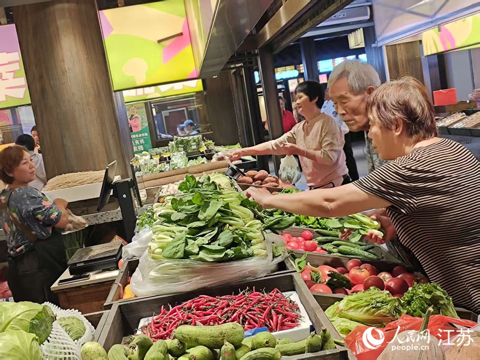 剪子股菜市，居民乐享购物。人民网李欣阳摄