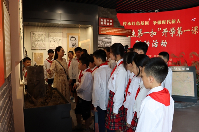 淮安当地小学来到车桥战役烈士陵园开展“系好人生第一扣”活动。受访方供图
