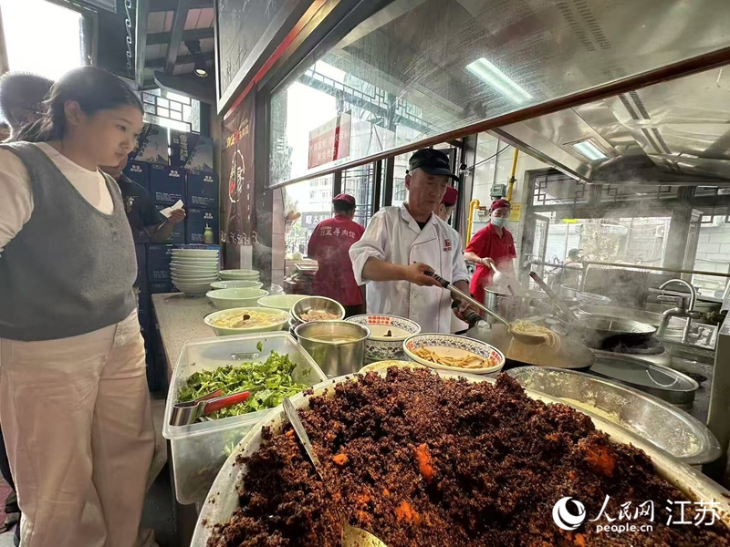 劉桂林掌勺。人民網 李欣陽攝