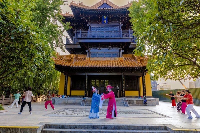 黃樓公園裡市民群眾其樂融融。馮偉寧攝