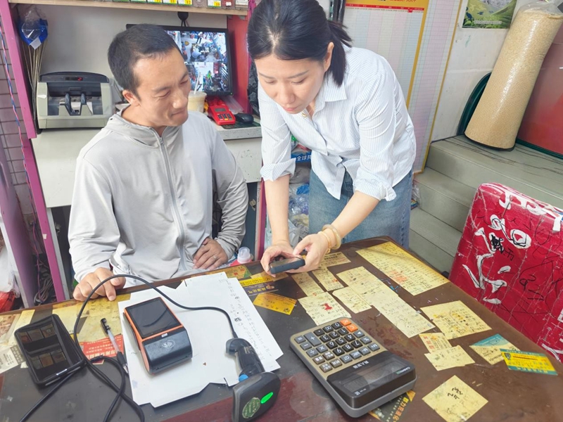 煙草工作人員陳月娟指導零售店主做線上社群運營。楊璐攝