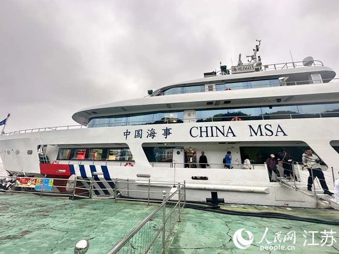 採訪團在江蘇海事碼頭參觀。人民網 王純攝