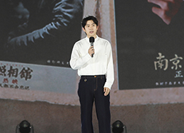 不妨把人生当成一场“对生命的塑造”，每一次选择、每一次努力，都是在塑造属于自己的角色。