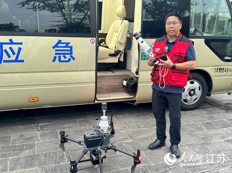 工作人員展示氣象移動應急車、單兵手持觀測儀、氣象無人機探測設備。人民網 王純攝