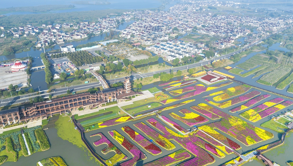 航拍秋日里的垛田景区与村庄。史道智摄
