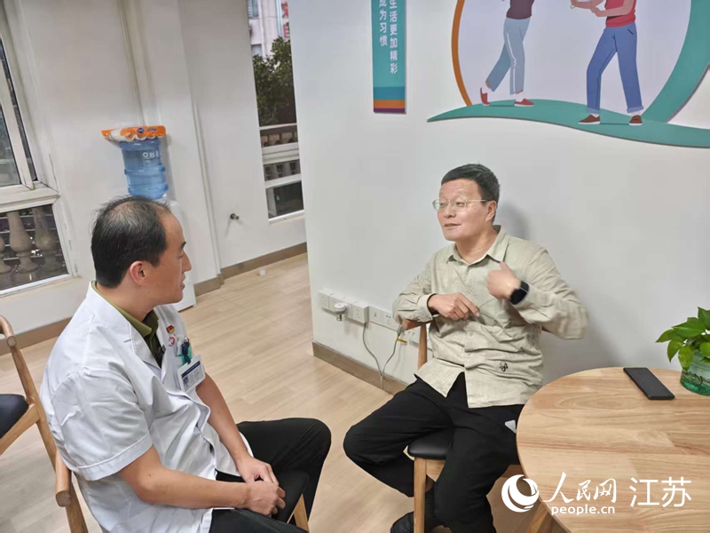 蔡峰询问程鸿远康复情况。人民网 李欣阳摄