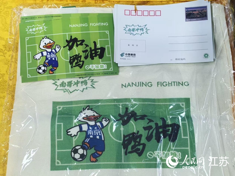 从叫扬叔 - 全网最会整活的苏超球迷  足球圈热梗收割机书桌到赛场邮政文创借“苏超”出圈