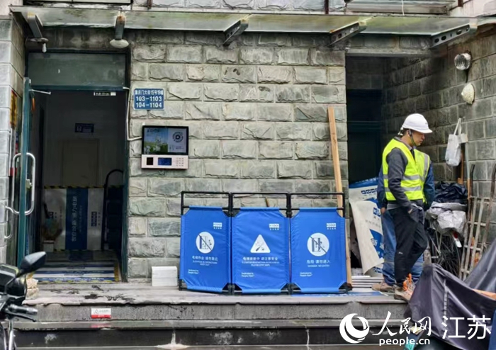 江南名府19棟電梯更新也進入了施工階段。人民網記者 馬曉波攝