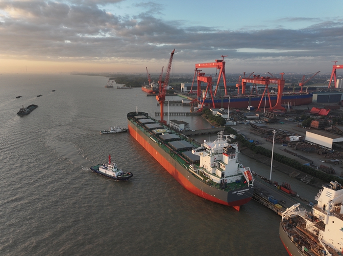 82000載重噸新型散貨船離泊。鎮江海事局供圖