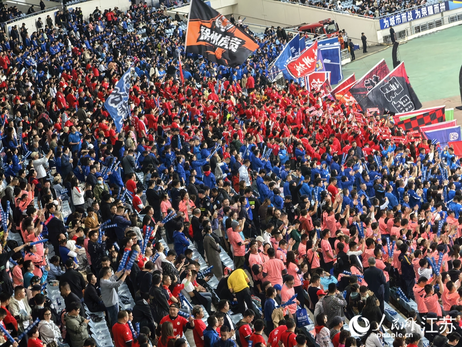 现场球迷观赛。人民网记者 王继亮摄