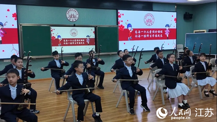 梅村实验小学“太湖情韵”二胡社团的同学正在演奏。人民网 刘益佳摄