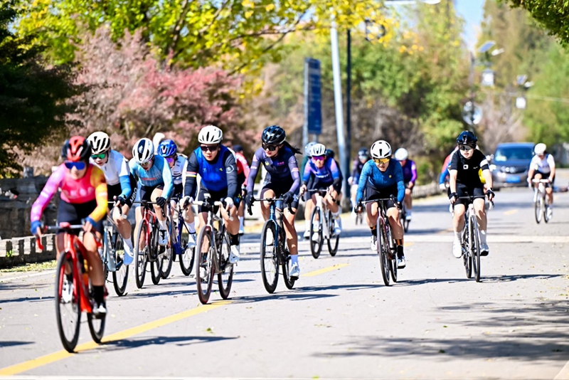 選手穿梭於綠意盎然的生態廊道。新沂市委宣傳部供圖