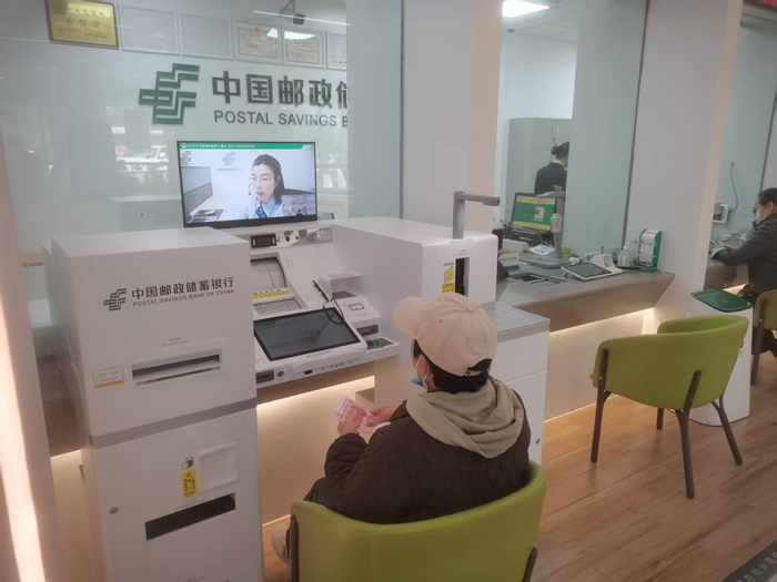 市民通過郵儲銀行“雲櫃”辦理業務。郵儲銀行江蘇省分行供圖