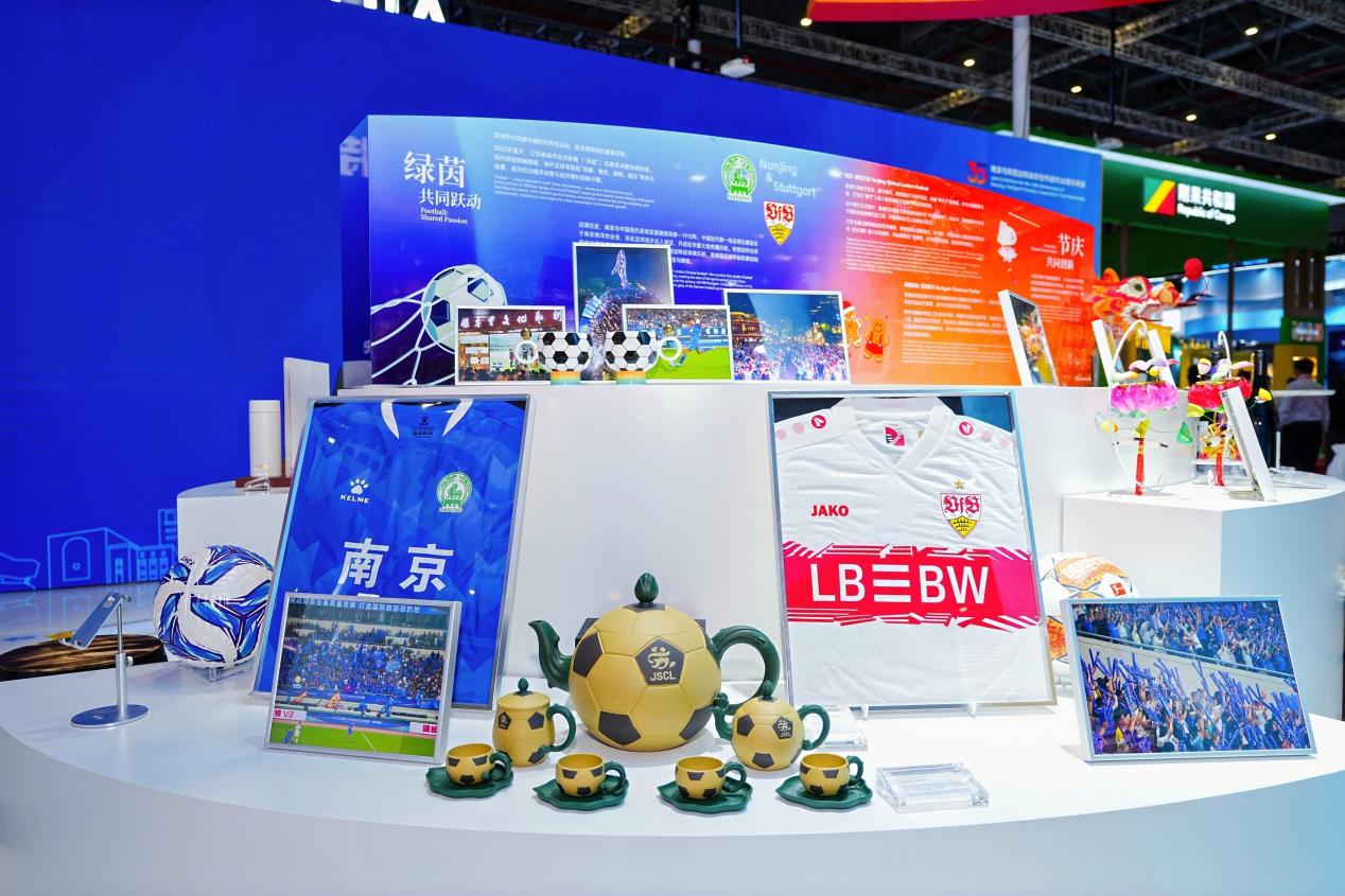 “苏超紫砂壶”亮相进博会国家馆。受访者供图