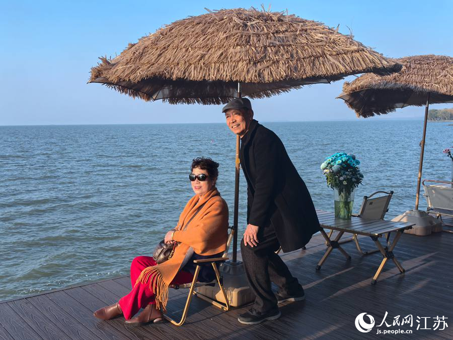 游客在洪澤湖旅游公路打卡點拍照留念。人民網 崔小倩攝