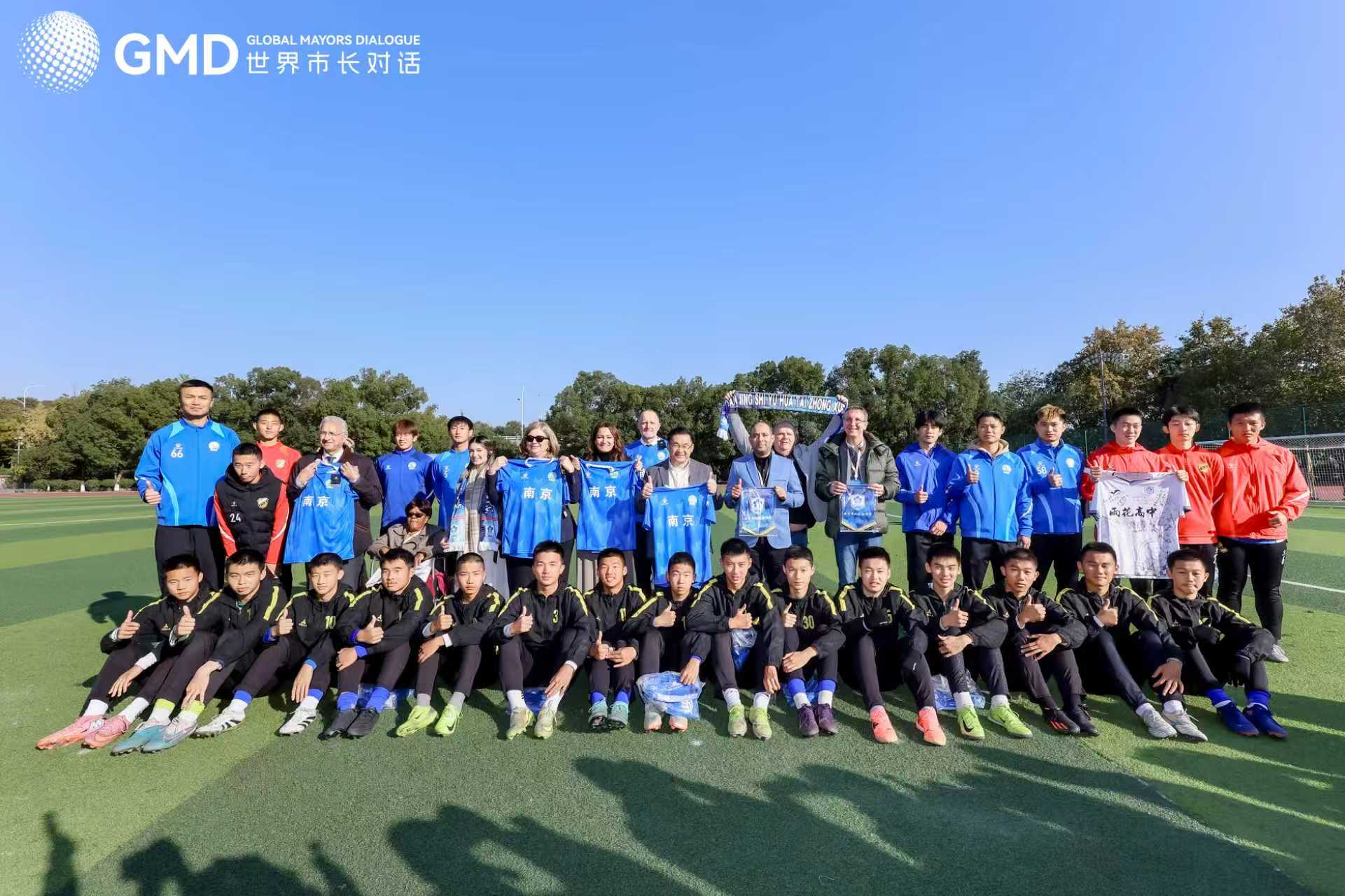 嘉賓在雨花台中學與“蘇超”南京隊球員互動。主辦方供圖