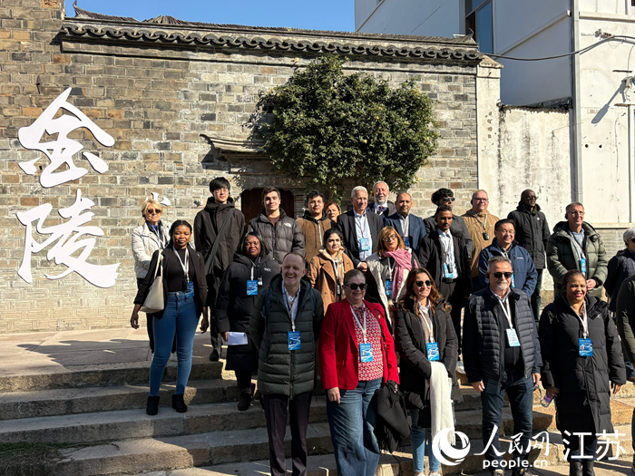 多国市长在打卡墙前合影留念。 人民网 刘益佳摄