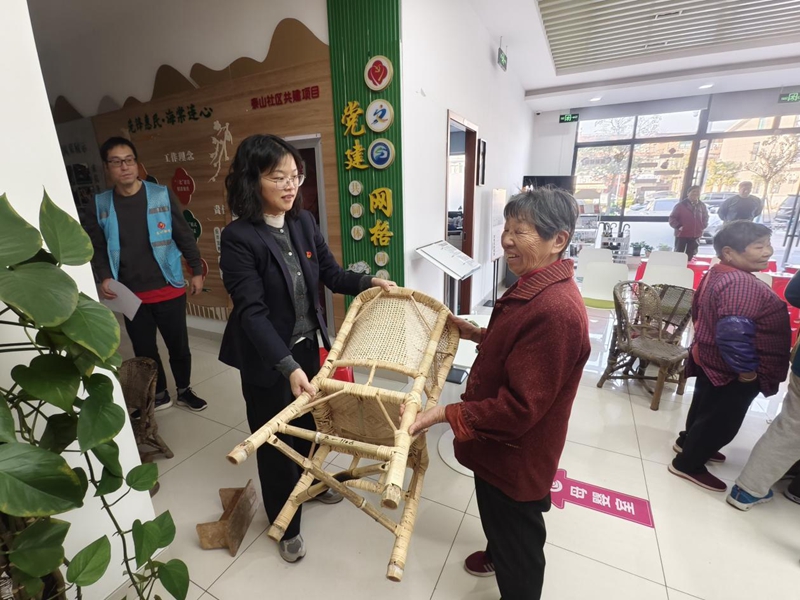 泰山社區“椅”舊換新活動現場。劉陵岳攝