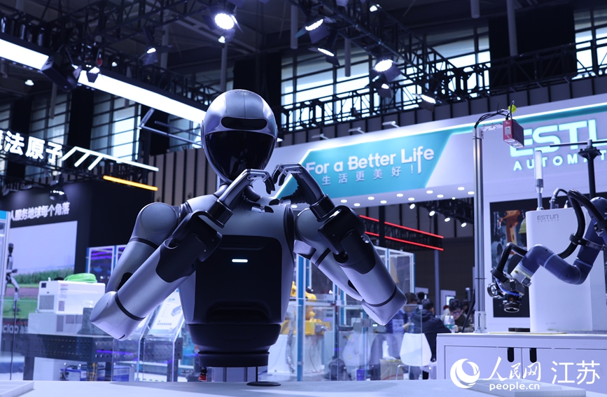 埃斯頓酷卓的人形機器人向參觀者“比心”。人民網 李昱辰攝