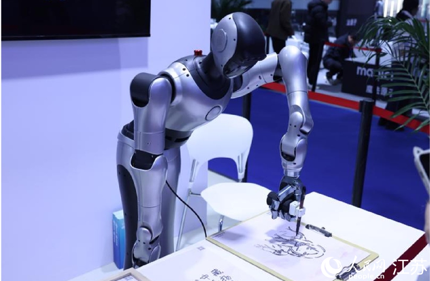 天擎a2交互智能版機器人正在作畫。人民網 李昱辰攝