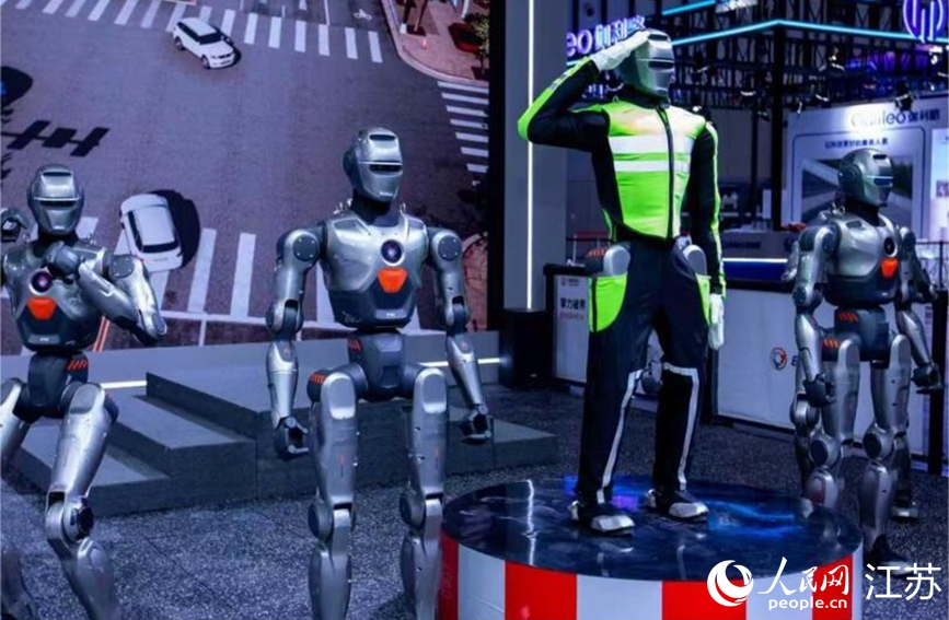 機器人“交警”進行交通手勢演示。人民網 李昱辰攝