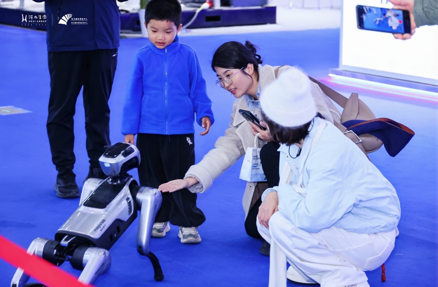 市民與魔法原子四足機器人互動。主辦方供圖