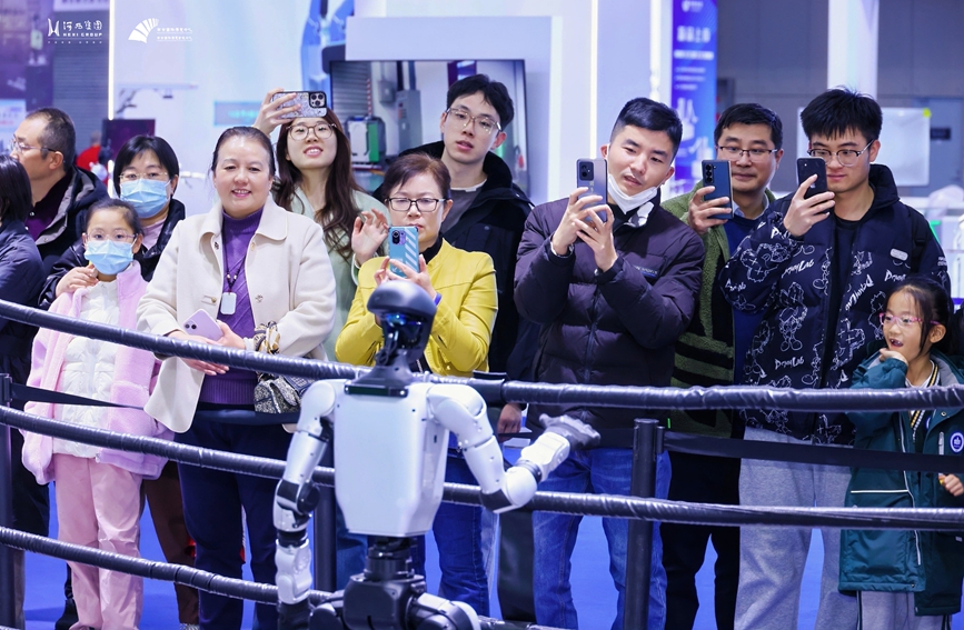 市民游客觀看機器人表演。主辦方供圖