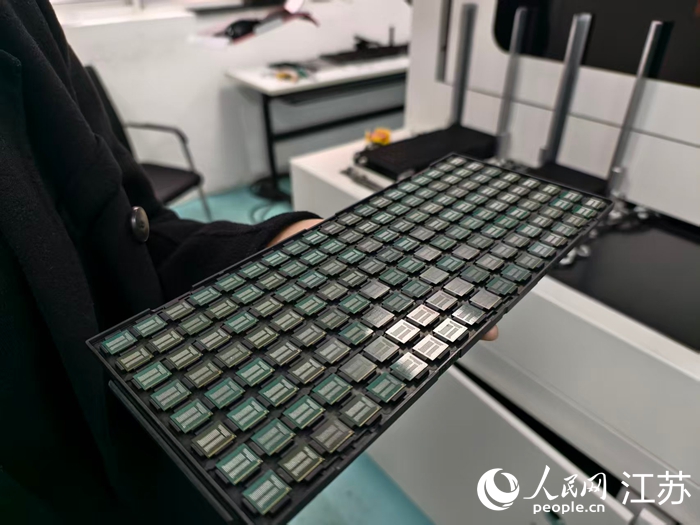 張志勇向記者展示企業自主研發的芯片缺陷檢測技術。人民網記者 馬曉波攝